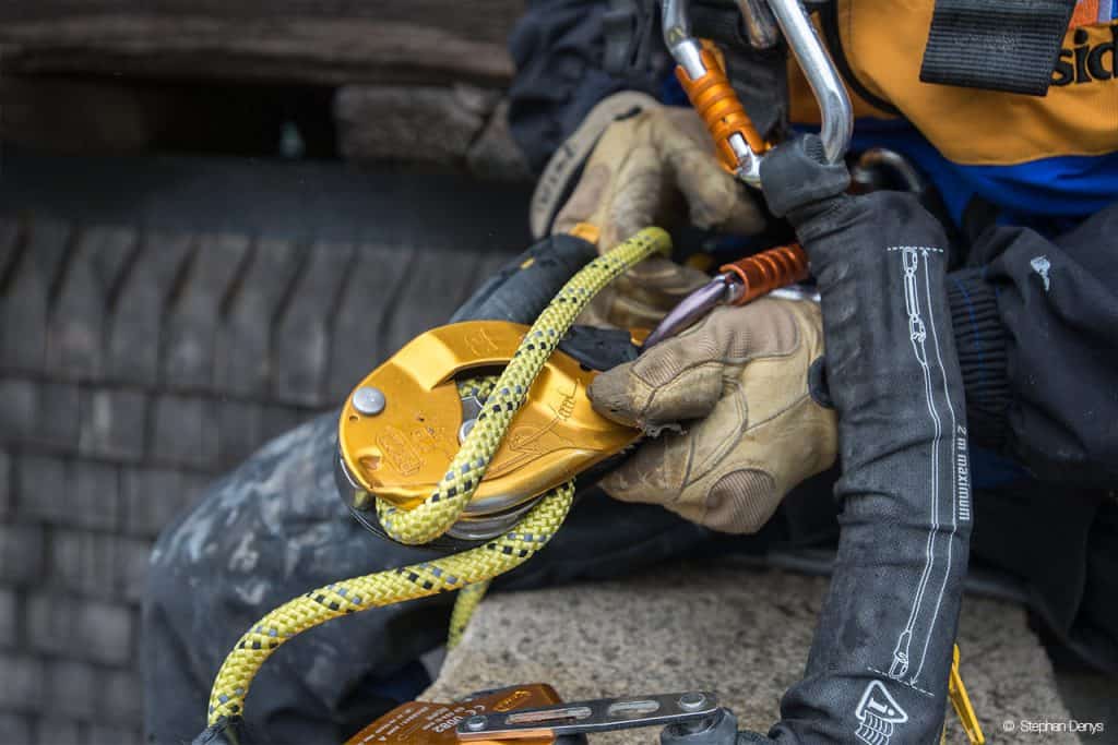 PETZL CARABINER HOW TO GUIDE CHOOSING AND USING THE RIGHT CARABINER
